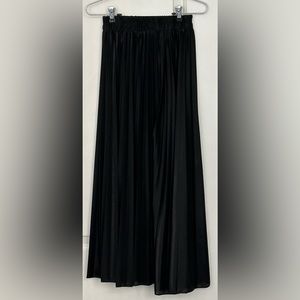BRAND NEW! Women’s Long black sparkly pleated skirt, L